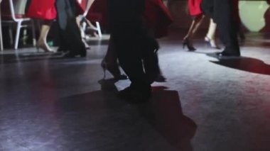 Genç çiftlerin dans ayakkabıları balo salonunda geleneksel Latin dansı milongası, tango salsa bachata kizomba dersi, dans festivali, ahşap zemin, ayakkabı manzarası.