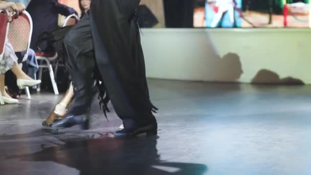 Fiatal Pár Tánccipője Hagyományos Latin Argentin Táncos Milonga Bálteremben Tangó — Stock videók