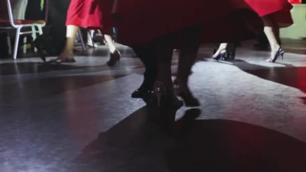Танцююче Взуття Молодої Пари Пари Танцюють Традиційний Латинський Аргентинський Танцювальний — стокове відео