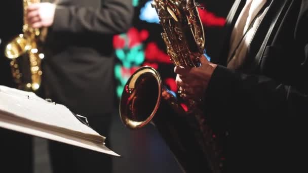 Concertzicht Van Een Saxofonist Saxofonist Met Zanger Muzikant Tijdens Jazzorkest — Stockvideo