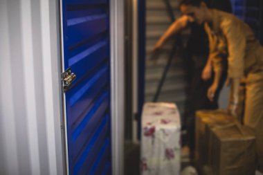 Deponun görünümü, malları depolama ve depolama süreci, depolama binası, kilit ve anahtar kavramı.