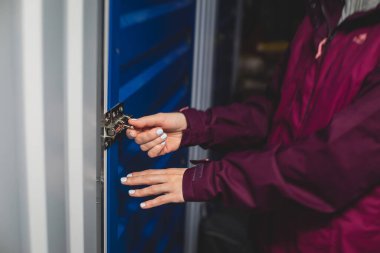 Deponun görünümü, depolama birimlerinde depolama ve depolama süreci, depolama binası, kilit ve anahtar kavramı