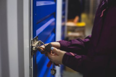 Deponun görünümü, depolama birimlerinde depolama ve depolama süreci, depolama binası, kilit ve anahtar kavramı