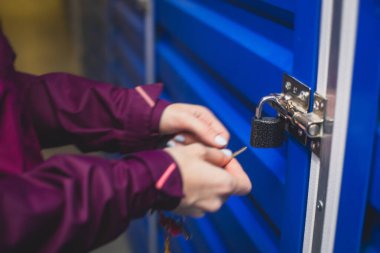 Deponun görünümü, depolama birimlerinde depolama ve depolama süreci, depolama binası, kilit ve anahtar kavramı