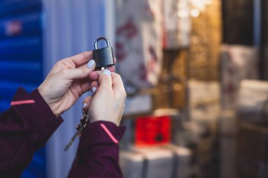 Deponun görünümü, depolama birimlerinde depolama ve depolama süreci, depolama binası, kilit ve anahtar kavramı