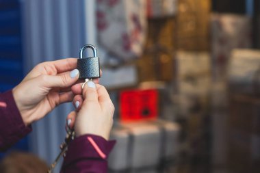 Deponun görünümü, depolama birimlerinde depolama ve depolama süreci, depolama binası, kilit ve anahtar kavramı