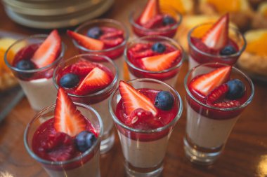 Yemek masası, çeşitli yiyeceklerle süslenmiş güzel bir ziyafet. Kurumsal doğum günü partisi, düğün kutlaması, kanepe, şarküteri...