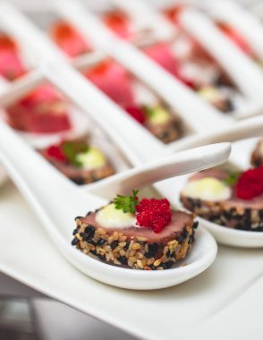 Yemek masası, çeşitli yiyeceklerle süslenmiş güzel bir ziyafet. Kurumsal doğum günü partisi, düğün kutlaması, kanepe, şarküteri...