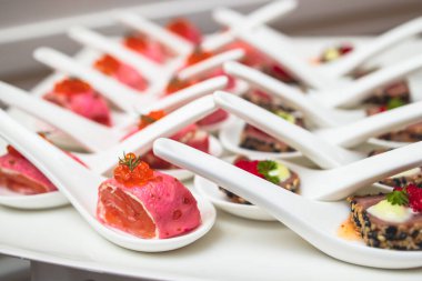 Yemek masası, çeşitli yiyeceklerle süslenmiş güzel bir ziyafet. Kurumsal doğum günü partisi, düğün kutlaması, kanepe, şarküteri...