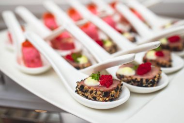 Yemek masası, çeşitli yiyeceklerle süslenmiş güzel bir ziyafet. Kurumsal doğum günü partisi, düğün kutlaması, kanepe, şarküteri...