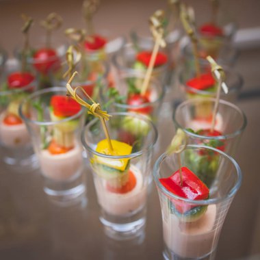 Yemek masası, çeşitli yiyeceklerle süslenmiş güzel bir ziyafet. Kurumsal doğum günü partisi, düğün kutlaması, kanepe, şarküteri...