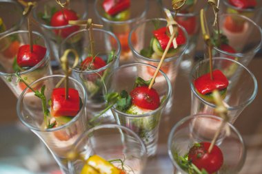 Yemek masası, çeşitli yiyeceklerle süslenmiş güzel bir ziyafet. Kurumsal doğum günü partisi, düğün kutlaması, kanepe, şarküteri...