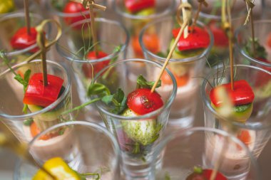 Yemek masası, çeşitli yiyeceklerle süslenmiş güzel bir ziyafet. Kurumsal doğum günü partisi, düğün kutlaması, kanepe, şarküteri...