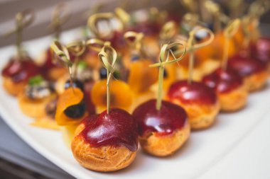 Yemek masası, çeşitli yiyeceklerle süslenmiş güzel bir ziyafet. Kurumsal doğum günü partisi, düğün kutlaması, kanepe, şarküteri...