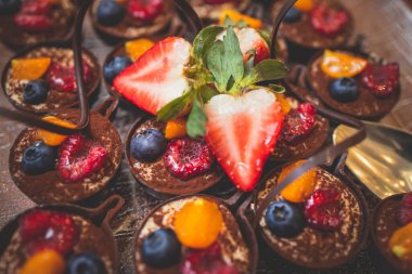 Çok güzel, renkli, fırınlanmış, çocuklar için tatlı tatlı, çocuklar için parti, çocuklar için ziyafet masası.