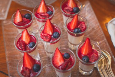 Yemek masası, çeşitli yiyeceklerle süslenmiş güzel bir ziyafet. Kurumsal doğum günü partisi, düğün kutlaması, kanepe, şarküteri...