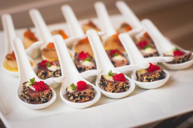 Yemek masası, çeşitli yiyeceklerle süslenmiş güzel bir ziyafet. Kurumsal doğum günü partisi, düğün kutlaması, kanepe, şarküteri...