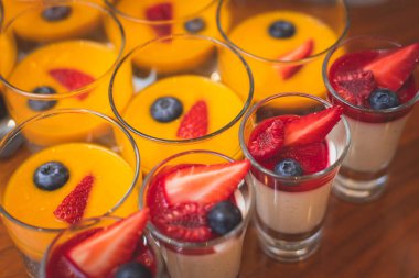 Yemek masası, çeşitli yiyeceklerle süslenmiş güzel bir ziyafet. Kurumsal doğum günü partisi, düğün kutlaması, kanepe, şarküteri...