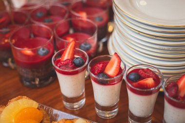 Yemek masası, çeşitli yiyeceklerle süslenmiş güzel bir ziyafet. Kurumsal doğum günü partisi, düğün kutlaması, kanepe, şarküteri...