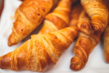 Yemek masası, çeşitli yiyeceklerle süslenmiş güzel bir ziyafet. Kurumsal doğum günü partisi, düğün kutlaması, kanepe, şarküteri...