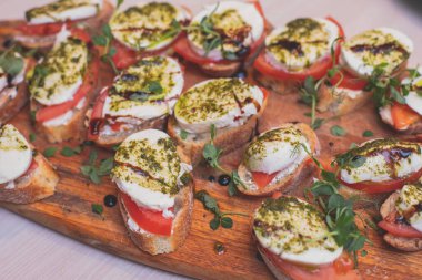 Yemek masası büfesi, çeşitli atıştırmalıklar ve aperatiflerle süslenmiş güzel bir ziyafet kurumsal doğum günü partisi ya da düğün resepsiyonu, kanepe, şarküteri.