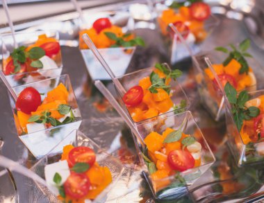 Yemek masası büfesi, çeşitli atıştırmalıklar ve aperatiflerle süslenmiş güzel bir ziyafet kurumsal doğum günü partisi ya da düğün resepsiyonu, kanepe, şarküteri.