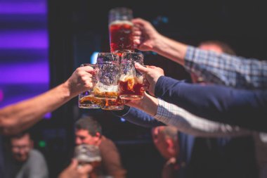 Bira festivali manzarası, bir barda altın renkli bira bardakları, filtresiz Alman buğday birası, insanların neşelenmesi ve hafif bira bardaklarıyla kadeh kaldırması, Oktoberfest manzarası