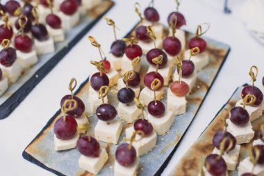 Yemek masası, çeşitli yiyeceklerle süslenmiş güzel bir ziyafet ve kurumsal doğum günü partisi etkinliği ya da Noel kutlaması için aperatifler, deniz ürünleri, kanepe, şarküteri.