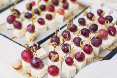 Yemek masası, çeşitli yiyeceklerle süslenmiş güzel bir ziyafet ve kurumsal doğum günü partisi etkinliği ya da Noel kutlaması için aperatifler, deniz ürünleri, kanepe, şarküteri.