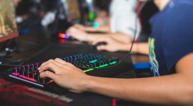 Siber spor e-spor turnuvası, profesyonel oyunculardan oluşan bir takım, klavye ve fareye yakın çekim, rekabetçi moba ile oynayan oyuncular, siber oyunlar arenasında fps oyunu