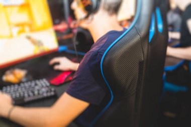 Siber spor e-spor turnuvası, profesyonel oyunculardan oluşan bir takım, klavye ve fareye yakın çekim, rekabetçi moba ile oynayan oyuncular, siber oyunlar arenasında fps oyunu