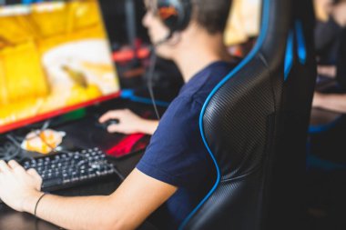 Siber spor e-spor turnuvası, profesyonel oyunculardan oluşan bir takım, klavye ve fareye yakın çekim, rekabetçi moba ile oynayan oyuncular, siber oyunlar arenasında fps oyunu