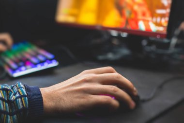 Siber spor e-spor turnuvası, profesyonel oyunculardan oluşan bir takım, klavye ve fareye yakın çekim, rekabetçi moba ile oynayan oyuncular, siber oyunlar arenasında fps oyunu