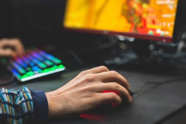Siber spor e-spor turnuvası, profesyonel oyunculardan oluşan bir takım, klavye ve fareye yakın çekim, rekabetçi moba ile oynayan oyuncular, siber oyunlar arenasında fps oyunu