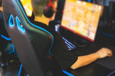 Siber spor e-spor turnuvası, profesyonel oyunculardan oluşan bir takım, klavye ve fareye yakın çekim, rekabetçi moba ile oynayan oyuncular, siber oyunlar arenasında fps oyunu