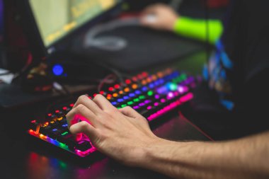 Siber spor e-spor turnuvası, profesyonel oyunculardan oluşan bir takım, klavye ve fareye yakın çekim, rekabetçi moba ile oynayan oyuncular, siber oyunlar arenasında fps oyunu