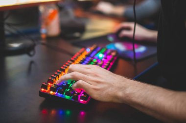 Siber spor e-spor turnuvası, profesyonel oyunculardan oluşan bir takım, klavye ve fareye yakın çekim, rekabetçi moba ile oynayan oyuncular, siber oyunlar arenasında fps oyunu