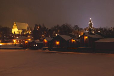 Kış Noel gecesi Porvoo, Borga, Finlandiya, Uusimaa, kar yağışı ve sokak ışıkları, akşam xmas yeni yıl aydınlatması, ahşap kulübeler