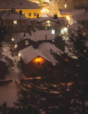 Kış Noel gecesi Porvoo, Borga, Finlandiya, Uusimaa, kar yağışı ve sokak ışıkları, akşam xmas yeni yıl aydınlatması, ahşap kulübeler