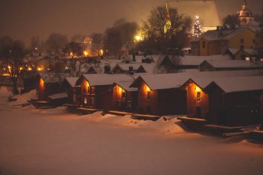 Kış Noel gecesi Porvoo, Borga, Finlandiya, Uusimaa, kar yağışı ve sokak ışıkları, akşam xmas yeni yıl aydınlatması, ahşap kulübeler