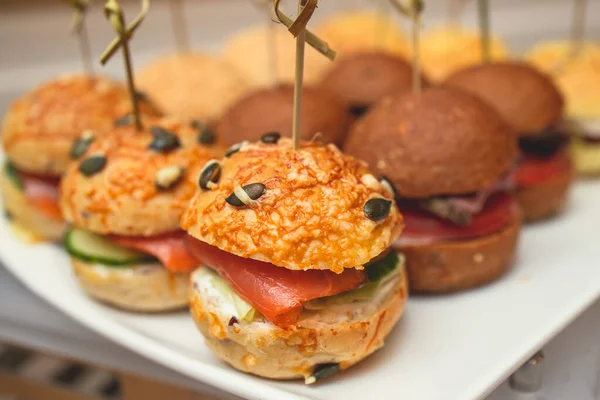 Burger Mini Hamburguesas Snacks Una Mesa Madera Con Papel Artesanal — Foto de Stock