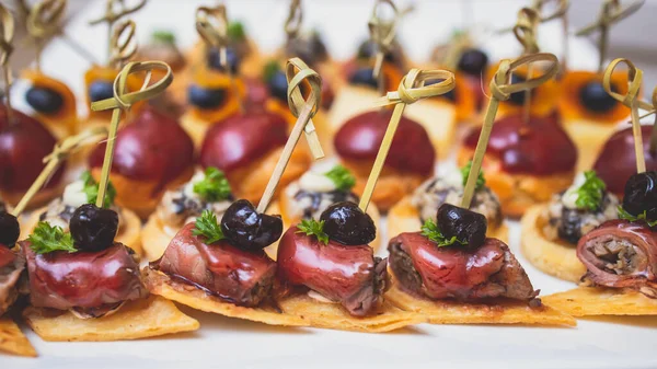 Mesa Catering Banquete Bellamente Decorado Con Variedad Aperitivos Con Diferentes —  Fotos de Stock