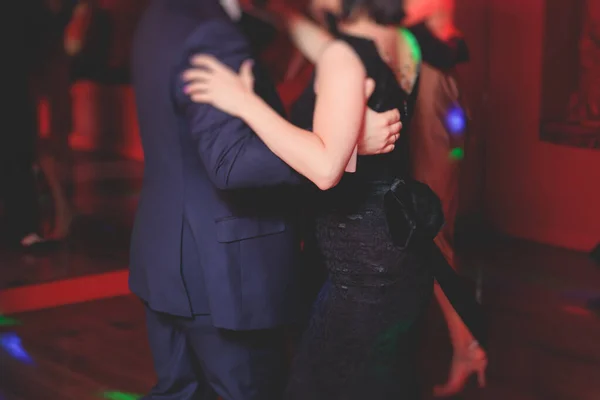 情侣们在舞厅里跳传统的拉丁雅典娜舞 在红光和紫光下跳探戈舞 在舞会上跳探戈舞 — 图库照片
