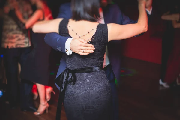 Balo Salonunda Geleneksel Latin Dansı Milongası Yapan Çiftler Kırmızı Mor — Stok fotoğraf