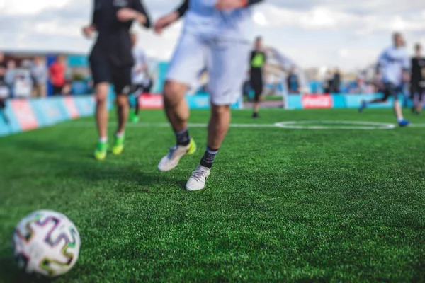 Suni Bir Çimenlikte Sokak Futbolu Sahada Futbol Arka Planda Bir — Stok fotoğraf