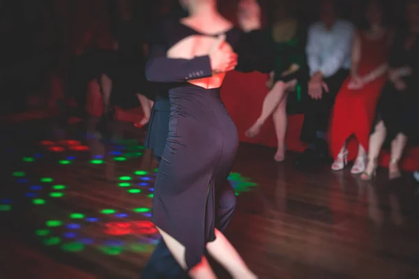 情侣们在舞厅里跳传统的拉丁雅典娜舞 在红光和紫光下跳探戈舞 在舞会上跳探戈舞 — 图库照片