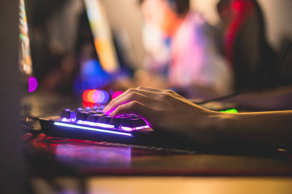 Турнир по киберспорту e-sports, команда профессиональных геймеров, крупный план рук на клавиатуре и мыши, геймеры, играющие в соревновательную моба, fps-игра в клубе киберспортивной арены