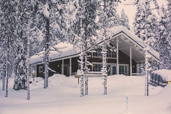 Uitzicht Gezellige Houten Scandinavische Hut Huisje Chalet Huis Bedekt Met — Stockfoto