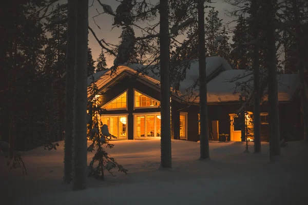 겨울에 리조트 눈으로 나무로 오두막집의 하우스의 크리스마스 — 스톡 사진