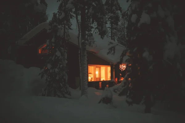 Pohled Útulný Dřevěný Skandinávský Chatový Domek Pokrytý Sněhem Lyžařského Střediska — Stock fotografie